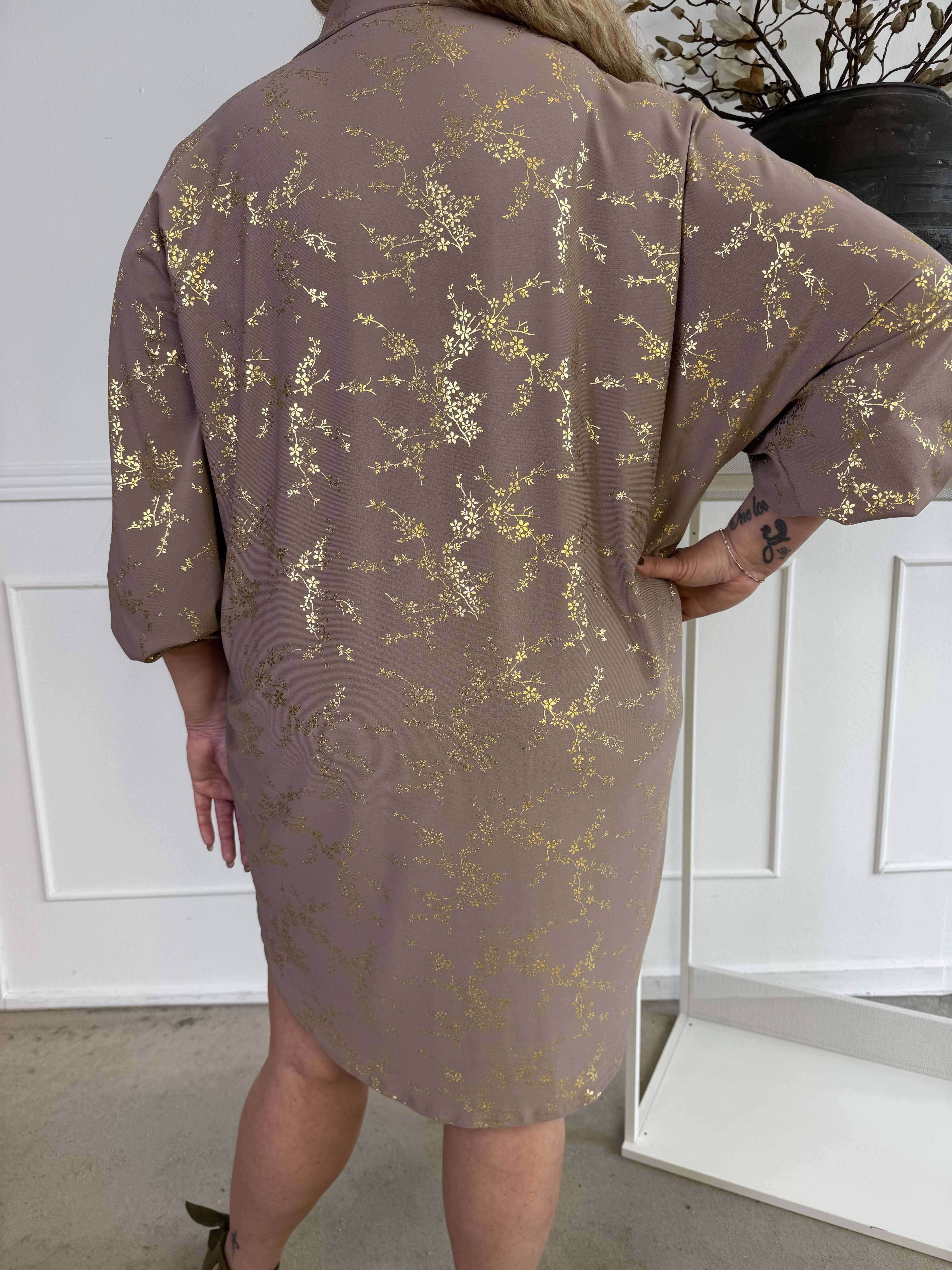 Mia Gold - Skjortklänning i plus size med resår och gulddetaljer